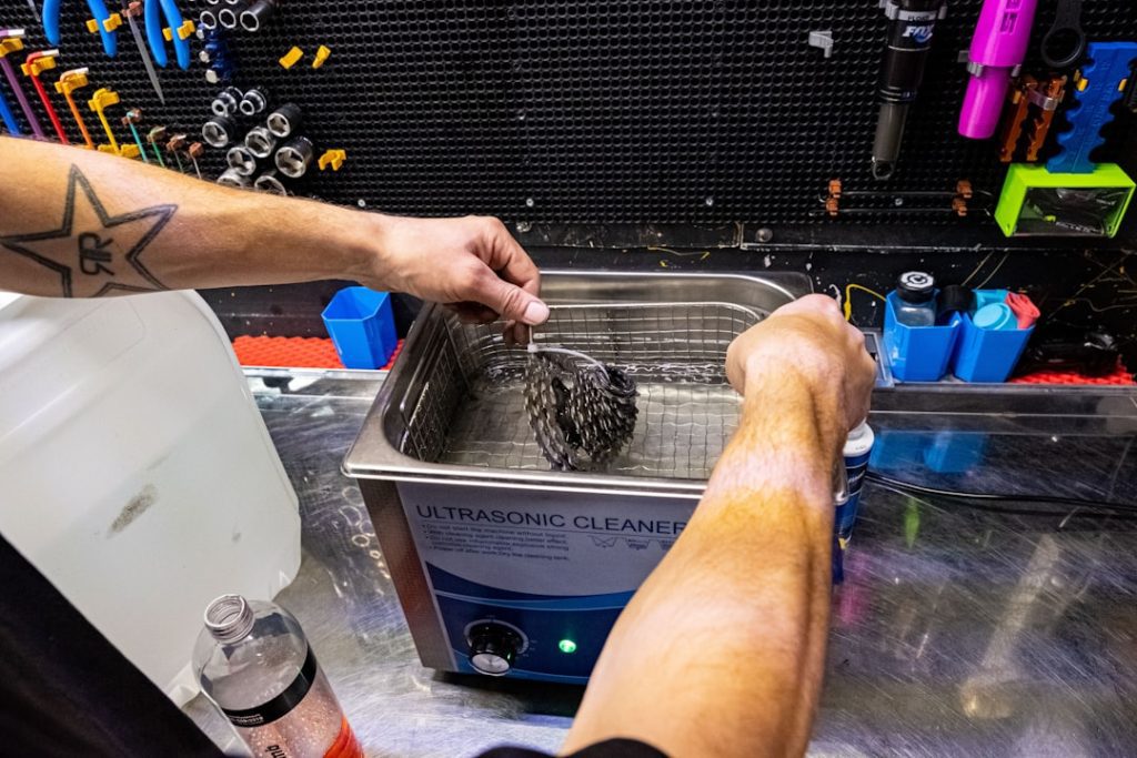 cleaning a bicycle transmission in an ultrasonic bath